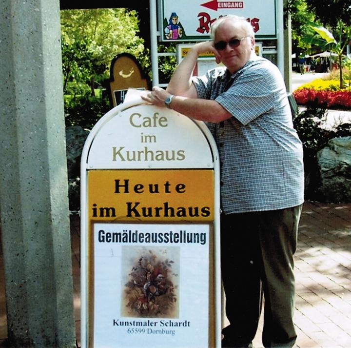Günter Schardt vor seiner Ausstellung